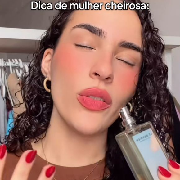 A combinação de flor de laranjeira, jasmim e sândalo foi destacada por Lívian Aragão ao apresentar sua indicação de perfume. Segundo a influenciadora, a fragrância tem um perfil fresco e, ao mesmo tempo, marcante