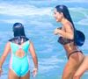 Deborah Secco mergulhou com a filha e chamou atenção dos banhistas