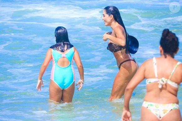 Deborah Secco mergulhou com a filha e chamou atenção dos banhistas
