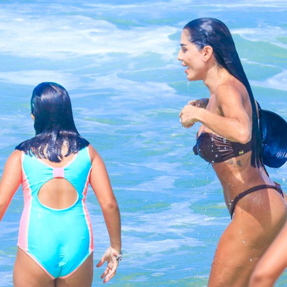Deborah Secco mergulhou com a filha e chamou atenção dos banhistas