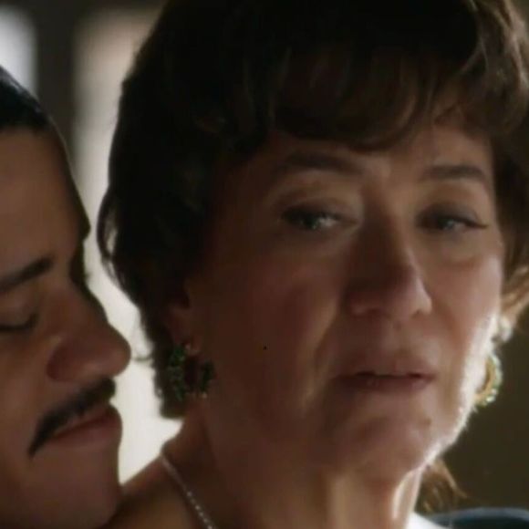 Louca, Maristela (Lilia Cabral) casa com Basílio (Cauê Campos) sem notar que está assinando um documento matrimonial em Garota do Momento