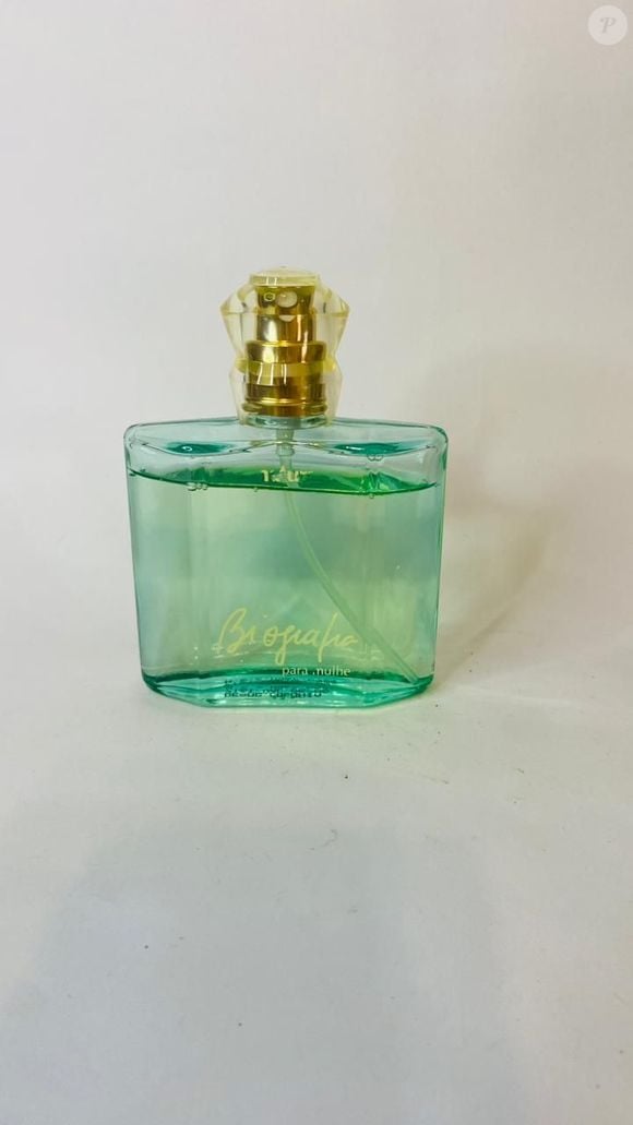 De acordo com as informações do produto, o coração floral do Biografia Feminino, da Natura, reúne jasmim, frésia, lírio-do-vale, orquídea, rosa e íris, flores que reforçam a identidade olfativa da fragrância lançada originalmente em 1996