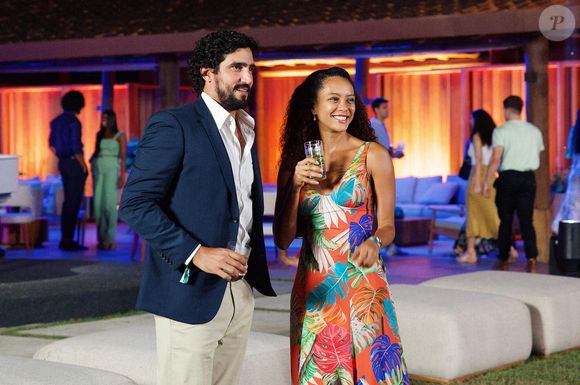 Ivan (Renato Góes) e Raquel (Taís Araujo) na expectativa de serem apresentados a Marco Aurélio (Alexandre Nero) em Vale Tudo