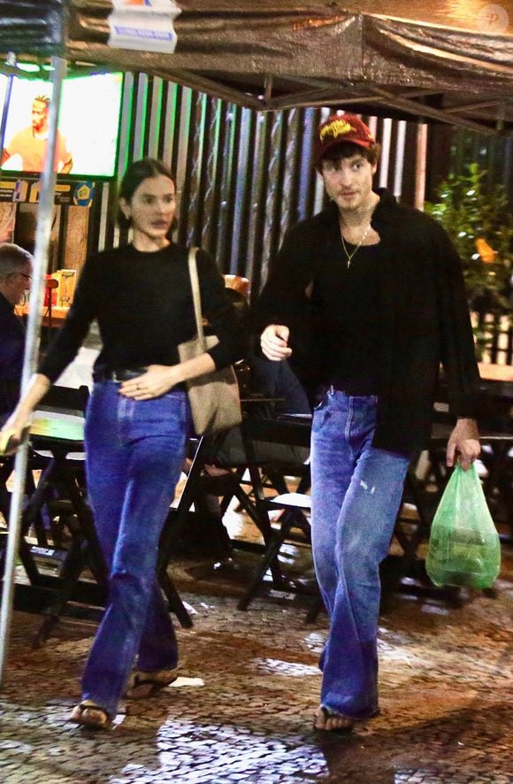 Shawn Mendes saiu levando uma quentinha após o jantar com Bruna Marquezine