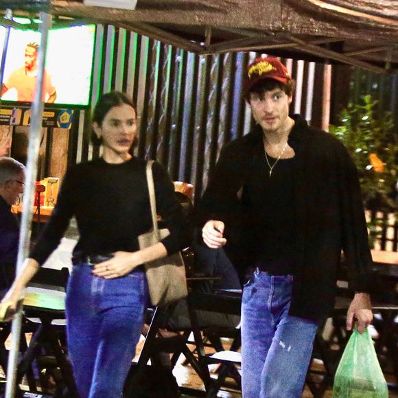 Shawn Mendes saiu levando uma quentinha após o jantar com Bruna Marquezine