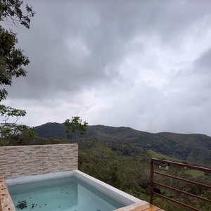 A localização escolhida, intitulada Kintiri Glamping, tinha uma vista deslumbrante para as montanhas.