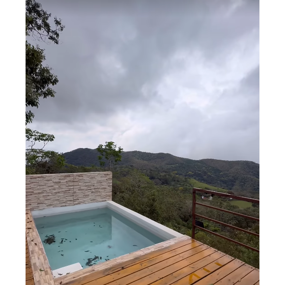 A localização escolhida, intitulada Kintiri Glamping, tinha uma vista deslumbrante para as montanhas.