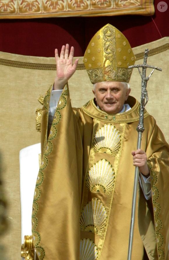 Bento XVI em paramentos de gala: o uso do dourado e da mitra alta reafirmava a glória divina e a tradição imperial da Igreja.