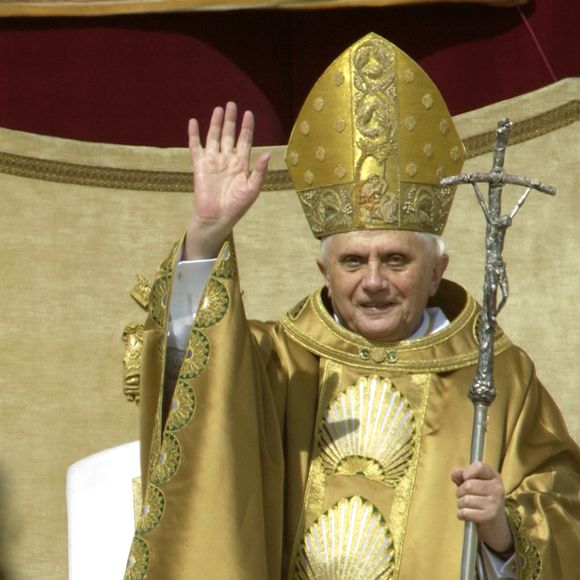 Bento XVI em paramentos de gala: o uso do dourado e da mitra alta reafirmava a glória divina e a tradição imperial da Igreja.
