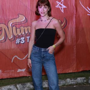 Alice Wegmann de top e jeans em evento Numanice