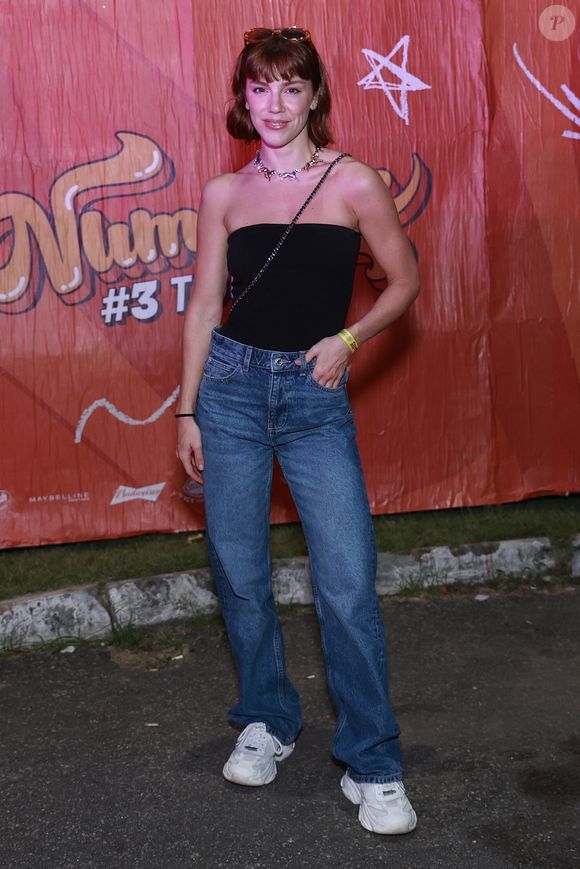Alice Wegmann de top e jeans em evento Numanice