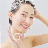 Helio Accioly, médico pioneiro em transplante capilar e especialista em cabelo: 'Quando o couro cabeludo é limpo com produtos adequados e de maneira correta, a lavagem diária não tende a causar danos'