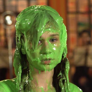 Anos depois, ela tomou outro banho: de gosma verde em 'Chocolate com Pimenta', em 2003