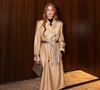 Marina Ruy Barbosa aposta no luxo silencioso com trench coat champagne e botas de cano longo