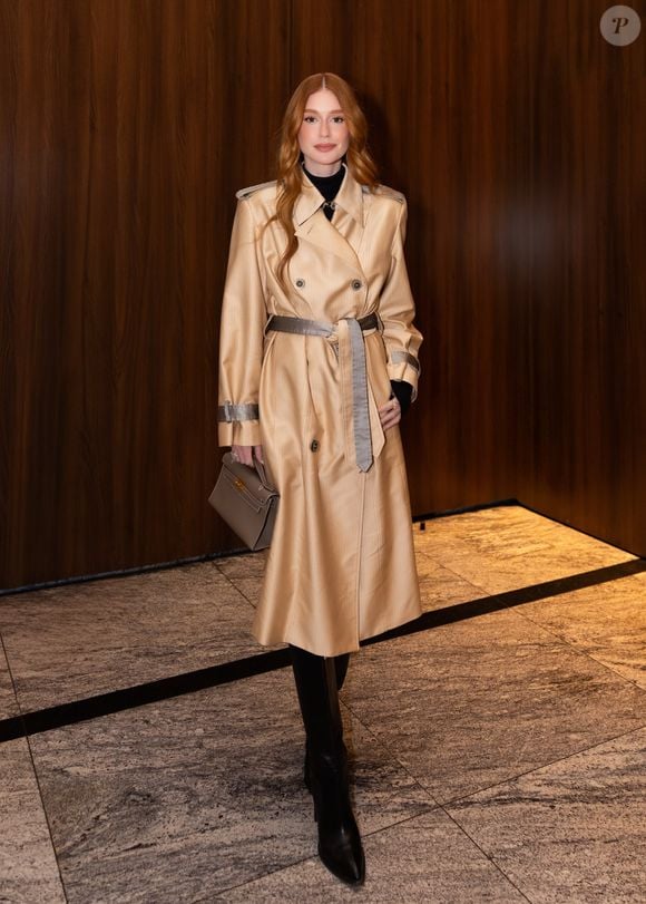 Marina Ruy Barbosa aposta no luxo silencioso com trench coat champagne e botas de cano longo