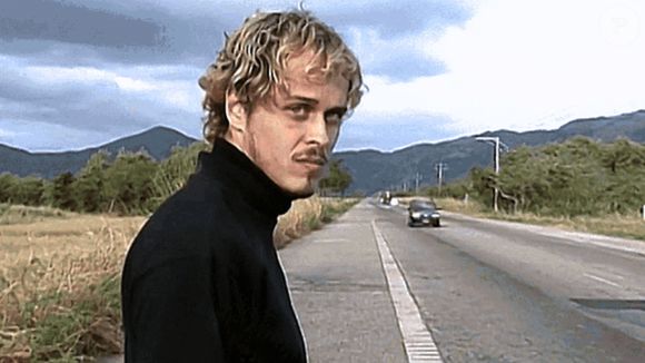 Na novela 'A Viagem', diante de seu comportamento agressivo e em completo surto, Alexandre (Guilherme Fontes) não atende o pedido dos outros presos dentro da cadeia.