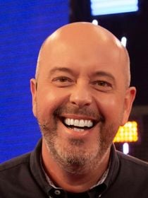 'Aquela boca mole assusta, mas estou bem': Alex Escobar atualiza estado de saúde após mal-estar ao vivo na TV Globo