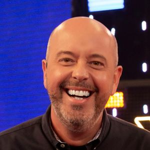 Alex Escobar atualiza estado de saúde após mal-estar ao vivo na TV Globo: 'Aquela boca mole assusta, mas estou bem'