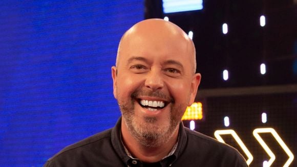 'Aquela boca mole assusta, mas estou bem': Alex Escobar atualiza estado de saúde após mal-estar ao vivo na TV Globo