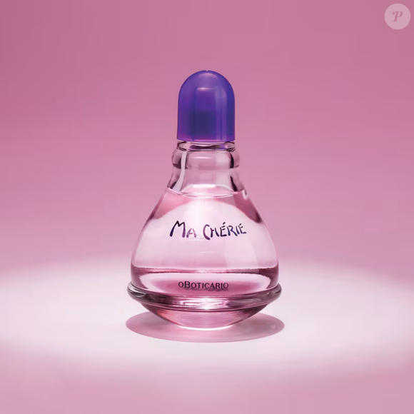 Parte do sucesso de Ma Chérie está justamente na capacidade de despertar lembranças. Segundo a descrição oficial de O Boticário, o perfume foi pensado para trazer de volta memórias e sentimentos da infância de maneira delicada e afetiva