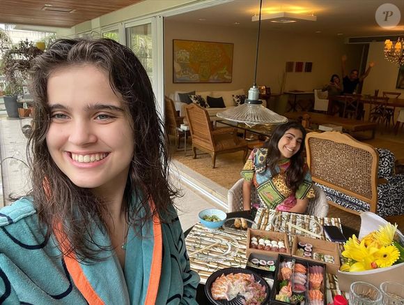 Sem ostentação, a cobertura aposta em ambientes integrados, cozinha americana e design contemporâneo voltado ao conforto e à funcionalidade