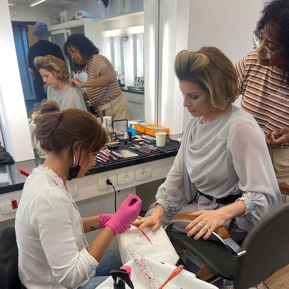 Dayane Leal, manicure de Debora Bloch em ‘Vale Tudo’, celebrou o trabalho na novela: ‘Surreal’