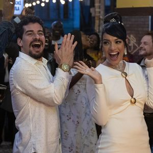 Lucimar (Ingrid Gaigher) dispensou o clássico vestido de noiva longo em casamento com Vasco (Tiago Martins)