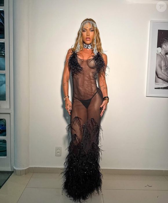 Virgínia Fonseca causou polêmica ao aparecer em um camarote na Sapucaí com um vestido transparente, uma calcinha fio-dental e adesivos para tapar os mamilos