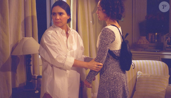 Resumo da novela 'História de Amor': Na clínica, Helena finge não observar Carlos.