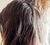 Segundo o especialista, a ideia de que a tinta 'pega' melhor quando o cabelo está sujo é uma crença bastante difundida, mas não passa de mais um mito sobre os cabelos