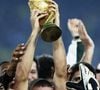 A Taça da Copa do Mundo é o objeto mais cobiçado do futebol internacional e carrega muitas curiosidades desconhecidas