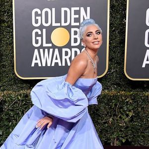 Para o Globo de Ouro 2019, Lady Gaga escolheu um vestido azul-lavanda da grife Valentino