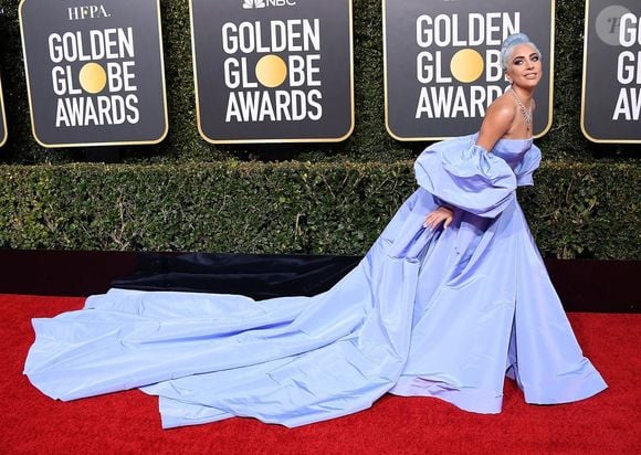 Para o Globo de Ouro 2019, Lady Gaga escolheu um vestido azul-lavanda da grife Valentino