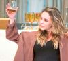 Heleninha (Paolla Oliveira) acorda em uma mesa de bar no capítulo de 18 de julho de 'Vale Tudo'