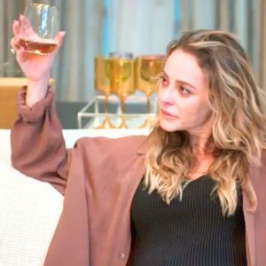 Heleninha (Paolla Oliveira) acorda em uma mesa de bar no capítulo de 18 de julho de 'Vale Tudo'