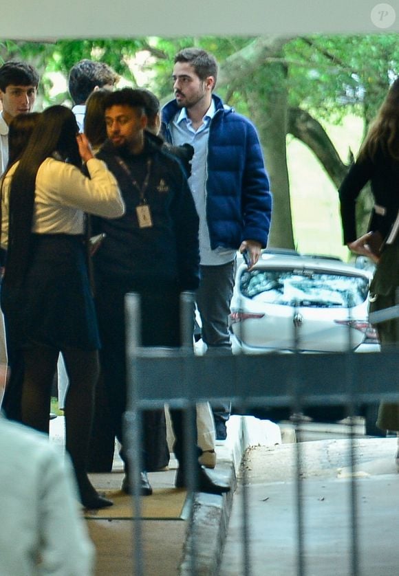 João Silva, filho de Faustão, se juntou a Luciano Huck, Bruno de Luca e mais amigos e familiares na despedida, que acontece no cemitério Morumby, em São Paulo