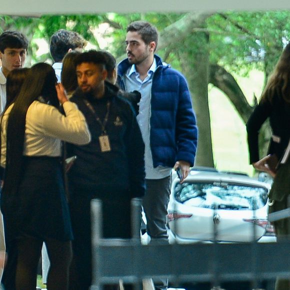 João Silva, filho de Faustão, se juntou a Luciano Huck, Bruno de Luca e mais amigos e familiares na despedida, que acontece no cemitério Morumby, em São Paulo