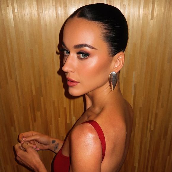 Katy Perry e Justin Trudeau são flagrados de mãos dadas e confirmam romance após semanas de rumores, segundo Daily Mail