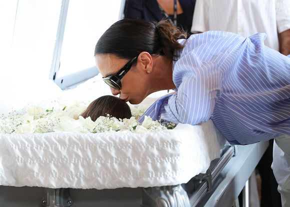 Corpo de Preta Gil ganha beijo de Ivete Sangalo em velório