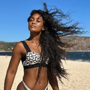 Erika Januza, hoje com 40 anos, já revelou que o pilates ajuda a fortalecer as pernas, melhorar a postura e manter flexibilidade corporal
