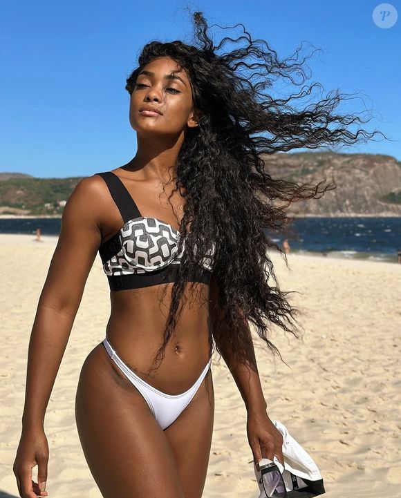 Erika Januza, hoje com 40 anos, já revelou que o pilates ajuda a fortalecer as pernas, melhorar a postura e manter flexibilidade corporal
