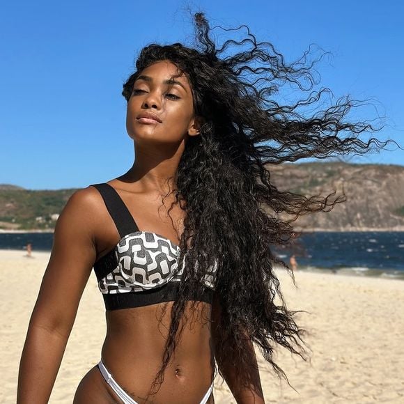 Erika Januza, hoje com 40 anos, já revelou que o pilates ajuda a fortalecer as pernas, melhorar a postura e manter flexibilidade corporal