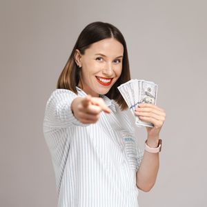 Pagar em dinheiro não significa estar desatualizado. Segundo reportagem do TN baseada em estudos de comportamento financeiro, o hábito pode favorecer decisões de consumo mais conscientes