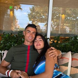 De acordo com informações divulgadas pelo portal português Notícias ao Minuto e repercutidas pelo programa "V+ Fama", o possível casamento de Cristiano Ronaldo e Georgina Rodríguez já é tratado como uma das cerimônias mais aguardadas do ano, embora ainda não tenha confirmação oficial