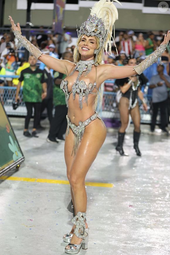 Carnaval 2026: Fantasia de Erika Schneider somava 10 mil cristais no ensaio técnico da Mocidade