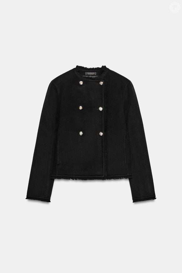 De acordo com a Zara, o modelo preto da ZW Collection tem mangas amplas e gola redonda, características que acompanham a proposta elegante do casaco para a meia-estação