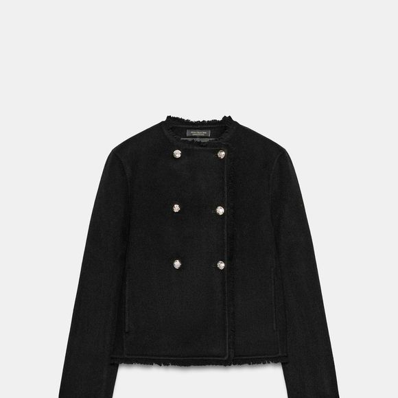 De acordo com a Zara, o modelo preto da ZW Collection tem mangas amplas e gola redonda, características que acompanham a proposta elegante do casaco para a meia-estação
