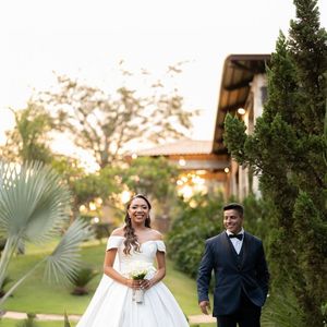 O modelo reforçou a força dos vestidos atemporais nos casamentos atuais