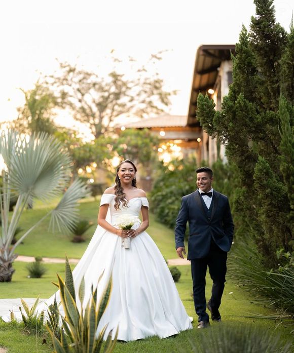 O modelo reforçou a força dos vestidos atemporais nos casamentos atuais