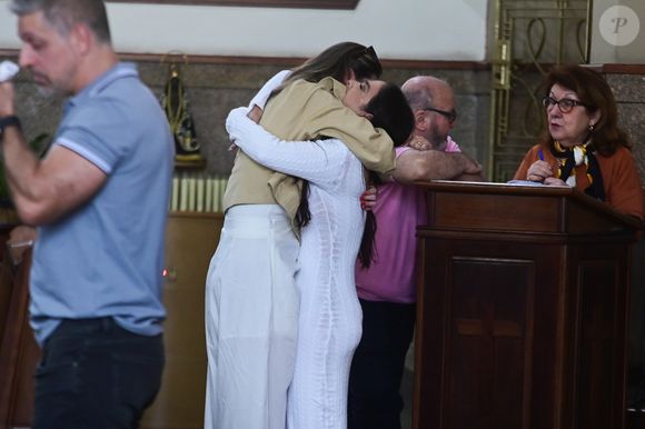 Após missa de JP Mantovani, Li Martins foi amparada e confortada por família e amigos